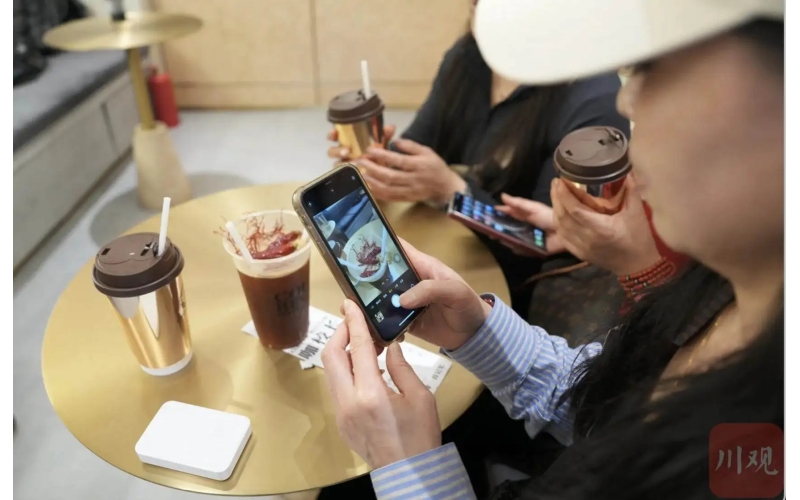 咖啡加辣椒 成都一特色咖啡受青睐Coffee with chili pepper is a popular specialty coffee in Chengdu