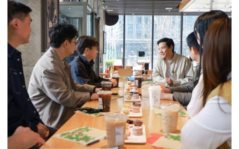 雷军周末现身星巴克请7位新一代SU7车主喝咖啡 网友：敬业又亲民Lei Jun appeared at Starbucks over the weekend and invited 7 new generation SU7 car owners to have coffee. Netizen: Dedicated and approachable