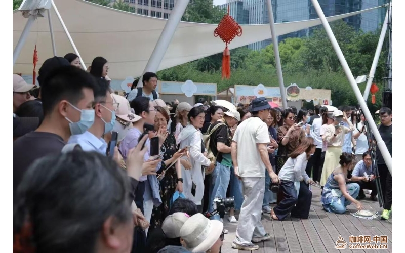 左手咖啡，右手茶！来陆家嘴咖啡节春季场，共赴这场不可错过的国潮之约Left hand coffee, right hand tea! Come to Lujiazui Coffee Festival Spring Festival to attend the China-Chic appointment that cannot be missed