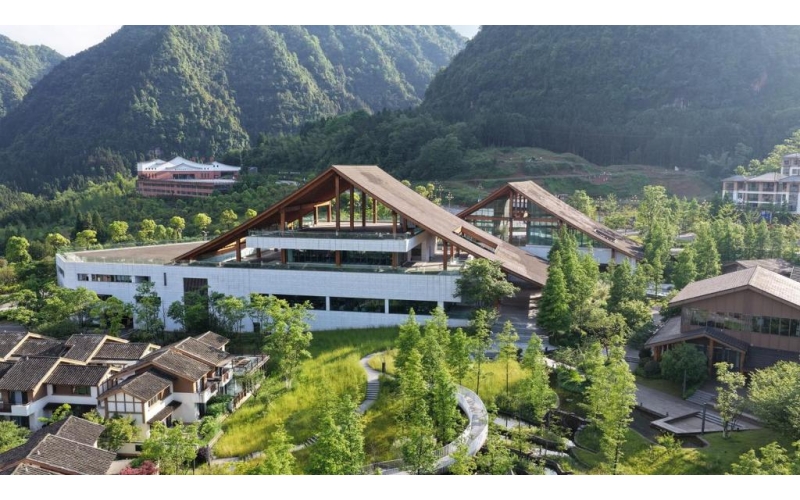 瀑布之下喝咖啡 悬崖之上走丹霞 江津四面山的文旅焕新之路Drinking coffee under the waterfall and walking on the cliff, exploring the cultural and tourism revitalization of Danxia, Jiangjin, and Simian Mountains