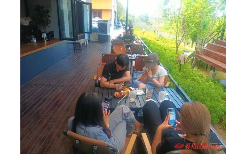 东盟集休闲业态升级 市民乐享河畔咖啡慢时光ASEAN leisure industry upgrade, citizens enjoy riverside coffee, slow time