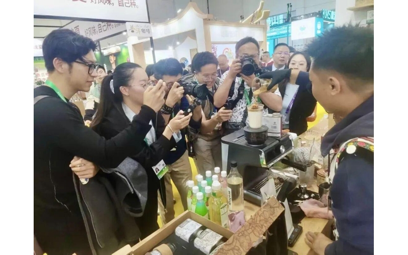 南博会怒江展区火爆出圈！百万阅读量刷屏，咖啡草果实力圈粉The Nujiang exhibition area of the South China International Fair is booming! Millions of views flooded the screen, coffee grass fruit strength circle fans