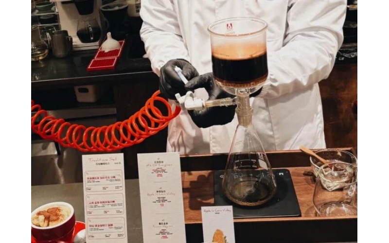 一份398元、新荣记入局，板前咖啡火了？Is the coffee in front of the board on fire when a 398 yuan, Xinrong is credited to the bureau?