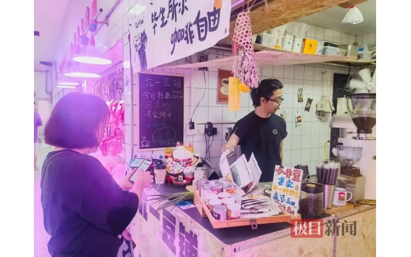 两边是肉铺，中间卖咖啡，还能送小葱！开在武汉菜场的咖啡铺每日能卖近百杯There are butcher shops on both sides, coffee in the middle, and even scallions as a gift! The coffee shop located in Wuhan's vegetable market can sell nearly a hundred cups per day