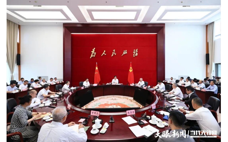 贵州这场企业家座谈会，酱酒咖啡牛奶都上桌了At this entrepreneur symposium in Guizhou, soy sauce, wine, coffee, and milk were all served on the table