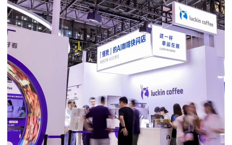 这杯咖啡，装着数实融合的中国答案This cup of coffee contains a Chinese answer that combines numbers and reality