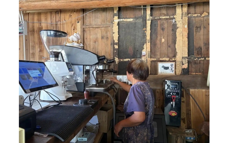 外国游客连连点赞 七旬留村奶奶把咖啡做出名堂Foreign tourists repeatedly praise the 70 year old grandmother who stayed in the village and made a name for her coffee