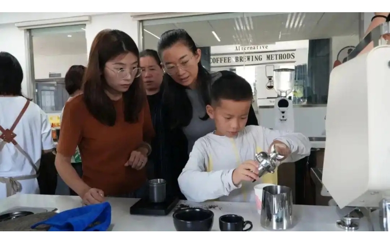 咖啡香里过暑假&mdash;&ldquo;普洱小小咖啡师&rdquo;的暑期第一课Summer Vacation in the Fragrance of Coffee - The First Summer Lesson of "Pu erh Little Coffee Master"