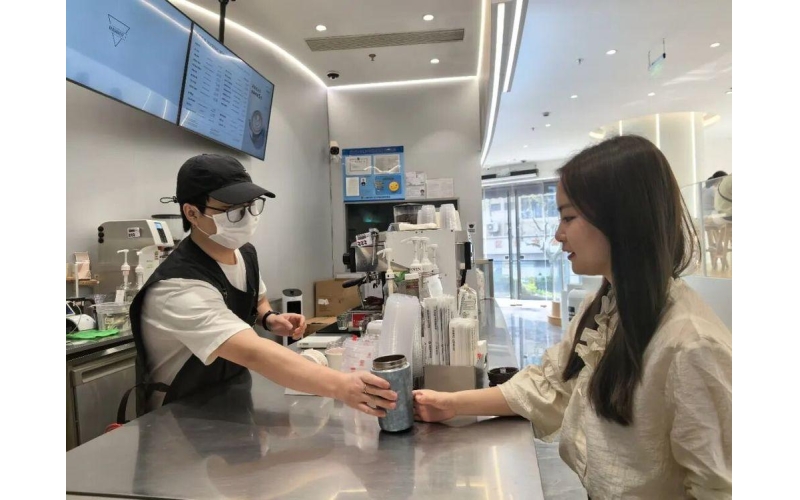 现在出门买咖啡，都流行自带杯？Is it popular to bring your own cup when going out to buy coffee now?