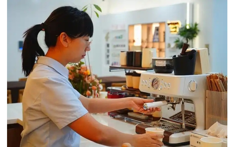 邮储银行贵阳市分行：打造咖啡特色金融服务空间Postal Savings Bank of China Guiyang Branch: Creating a Coffee themed Financial Service Space