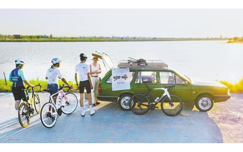 一辆咖啡车的河畔之约A riverside appointment with a coffee truck